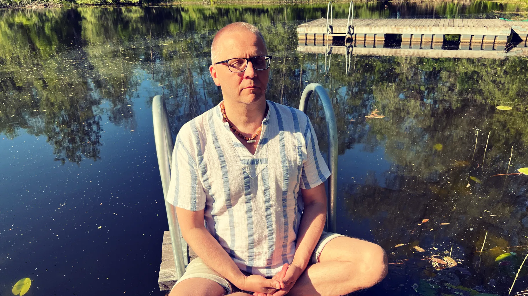mees mediteerib